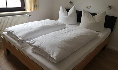 Im Schlafzimmer befindet sich ein Doppelbett. Es ist Platz für ein Babybett bzw. eine Matratze für ein Aufbettung Kind.
