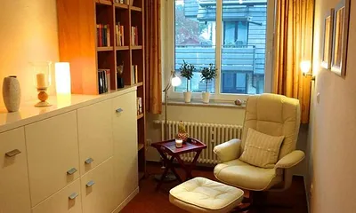 Hier findet jeder Ruhe und Entspannung mit einem guten Buch aus der kleinen aber feinen Haus-Bibliothek.