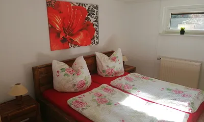 Schlafzimmer 1 mit Bett 1,80× 2,00m