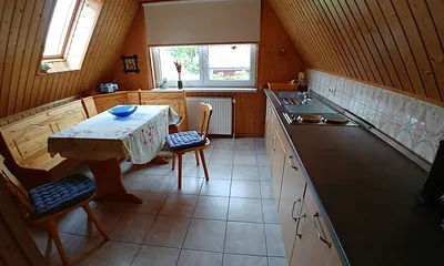 Eine große Küche mit  Sitzecke.