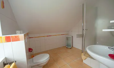 Großzügiges Bad mit Fußbodenheizung