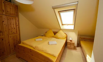 Das Schlafzimmer bietet Platz für drei Personen. Ein Babyreisebett kann hier auch aufgestellt werden.