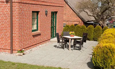 Die Terrasse ist zum Süden ausgerichtet.