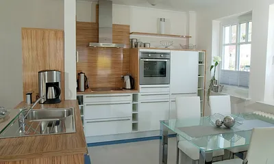 Einbauküche mit Esstischgruppe