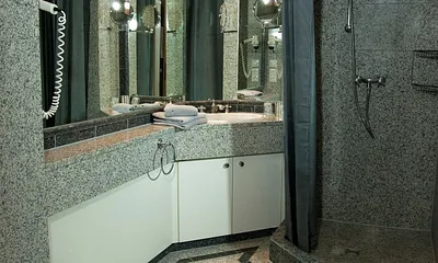 Duschbad mit Fußbodenheizung, kompl. mit ital. Granit gefliest