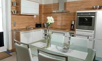 moderne Einbauküche mit Komplettausstattung