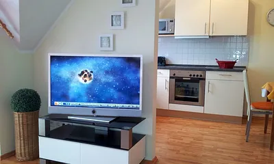 TV-Ecke mit Blick zur Küche