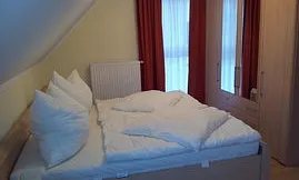 Schlafzimmer mit Doppelbett im 1.OG