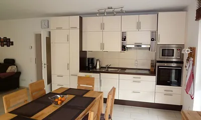 Reichhaltig ausgestattete Küchenzeile