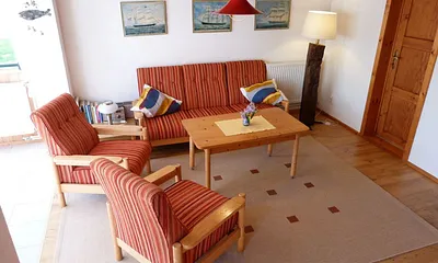 Wohnbereich mit Ferseher und Radio