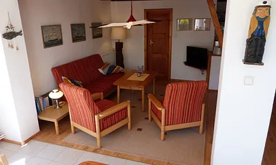 Wohnbereich mit Ferseher und Radio