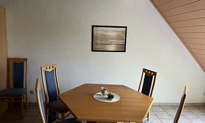 Eßtisch im Wohn- und Küchenbereich