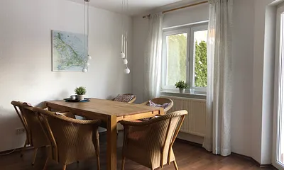 großer Esstisch im Wohnbereich