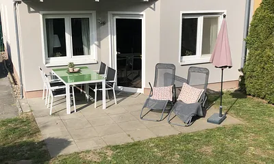 Terrasse mit Gartenmöbeln EG