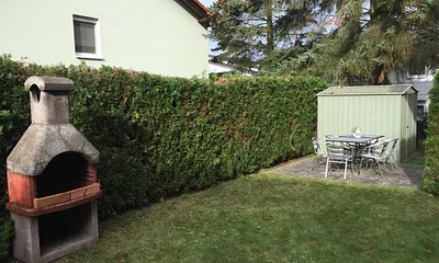 Grill und Fahrradschuppen