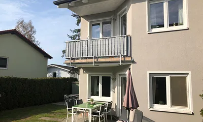 Außenansicht vom Garten (OG mit Balkon)