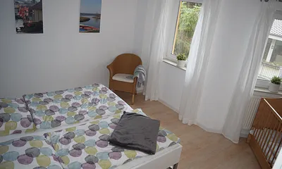 Schlafzimmer 1 mit Kinderbett