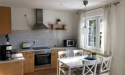 Küche und Esstisch