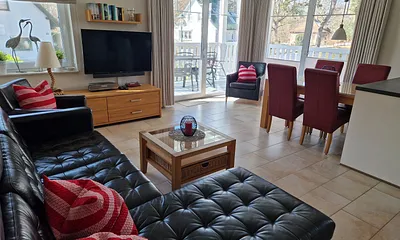 gemütliche Sitzecke mit großem Flat-TV