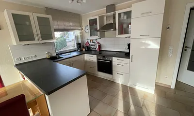 Voll ausgestatteter Küchenbereich