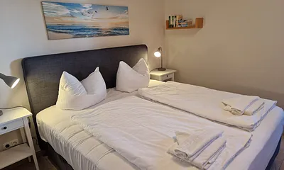 Schlafzimmer mit Boxspringbett 1,80 x 2 m