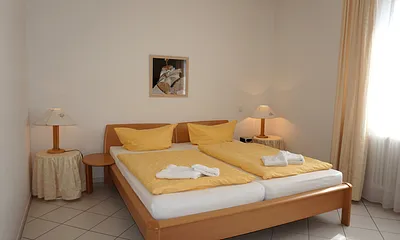 Schlafzimmer mit Doppelbett