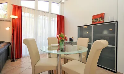 Esstisch mit Tür zum großen Balkon