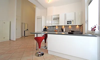 Voll ausgestattete Küchenzeile mit großem Küchentresen