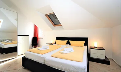 Schlafzimmer mit Doppelbett