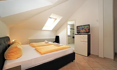 Schlafzimmer mit Blick zum Badezimmer