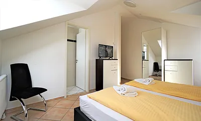 Schlafzimmer mit Flachbildfernseher