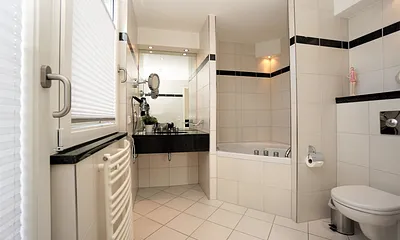 Badezimmer mit großer Badewanne