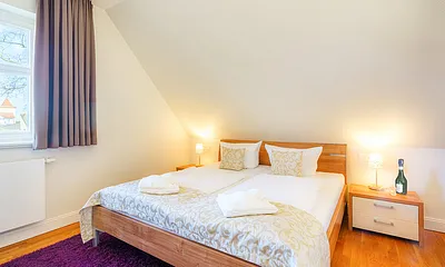 Schlafzimmer mit Doppelbett