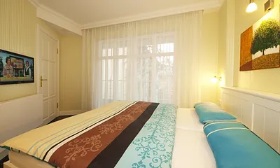 Schlafzimmer mit Doppelbett