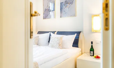 Schlafzimmer mit Doppelbett