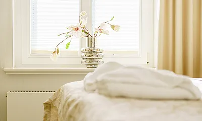 Schlafzimmer mit Doppelbett