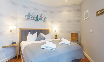 Schlafzimmer mit Doppelbett