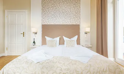 Schlafzimmer mit Doppelbett