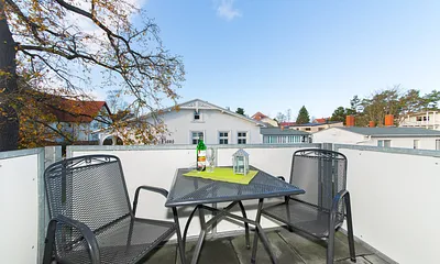 Der Balkon ist nach Westen ausgerichtet. Stuhlauflagen sind natürlich auch vorhanden.