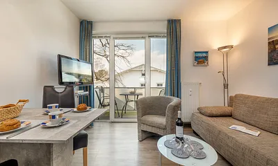 Hier der Austritt zum komfortabel möblierten Balkon. Zudem ist von Mai bis September ein Strandkorb am Strand inklusive.