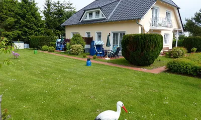 Außenansicht Haus C mit vier Fewos und  großer Wiese