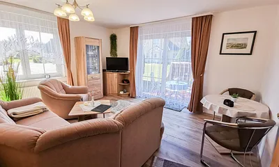 Wohnzimmer, mit  Essecke unten