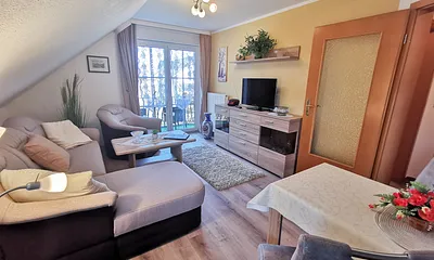 Wohzimmer oben mit Balkon TV und WLAN 