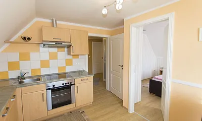 Küche mit Spülmaschine und Sitzecke