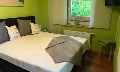 Schlafzimmer mit Boxspringbett, großem Schrank und TV