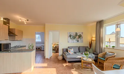 Wohnzimmer mit Blick zum Bad und Schlafzimmer 