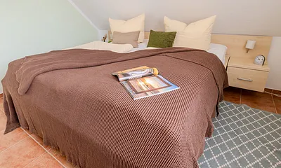 Bett im Schlafzimmer mit Taschenfederkernmatratzen