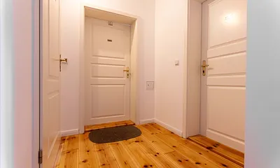 Flur mit Zugang zum Wohnzimmer und dem Bad von der Koje