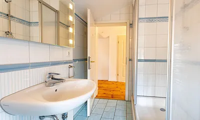 Bad mit Dusche und WC