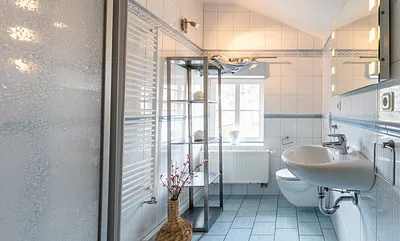 Bad mit Dusche und WC